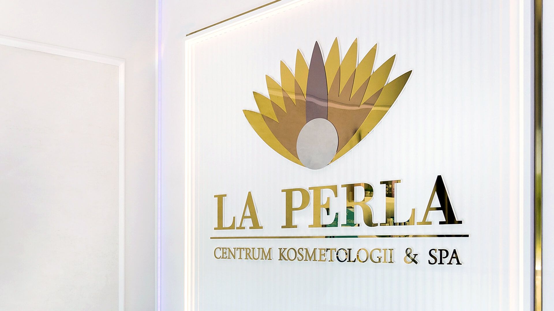 LA PERLA - 3D spatial letters in gold at the reception desk