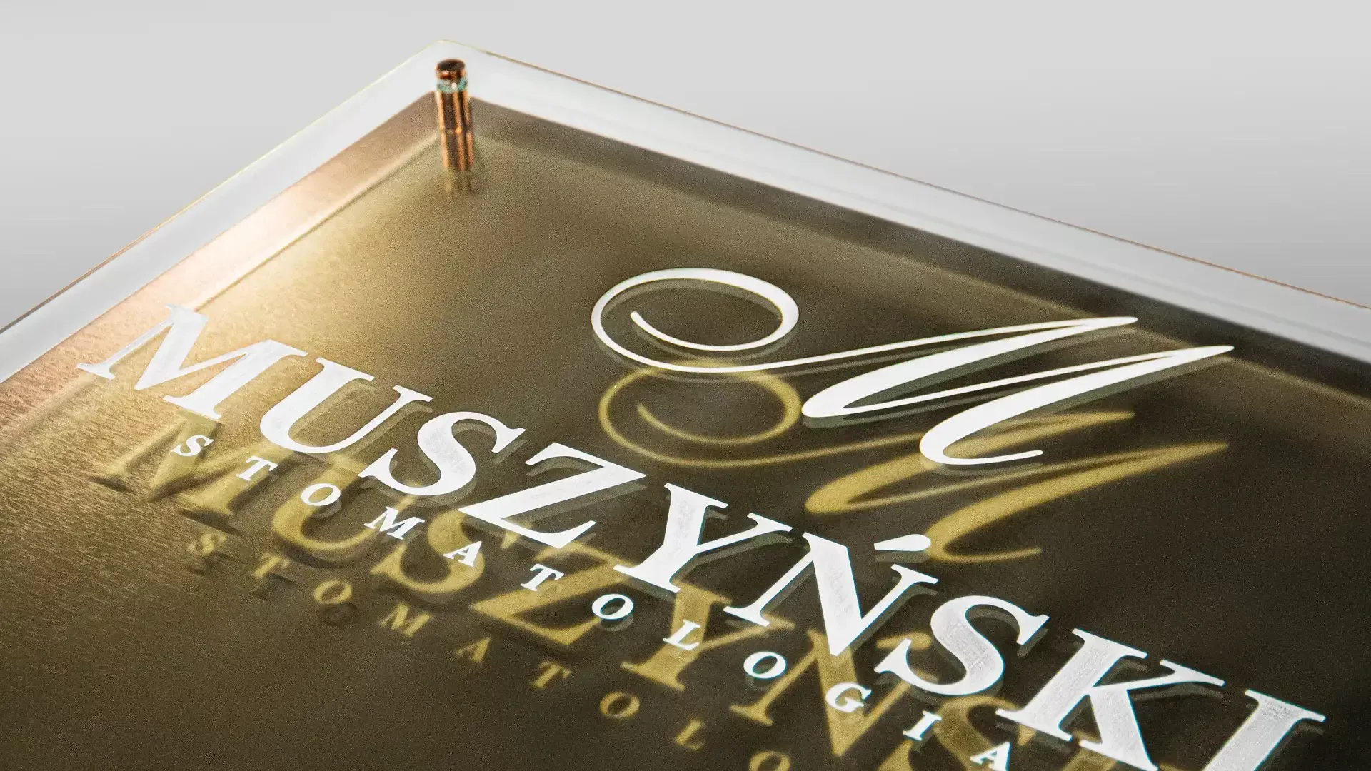 Gold plate with 3D logo on spacers - Gold plate with 3D logo on four distances