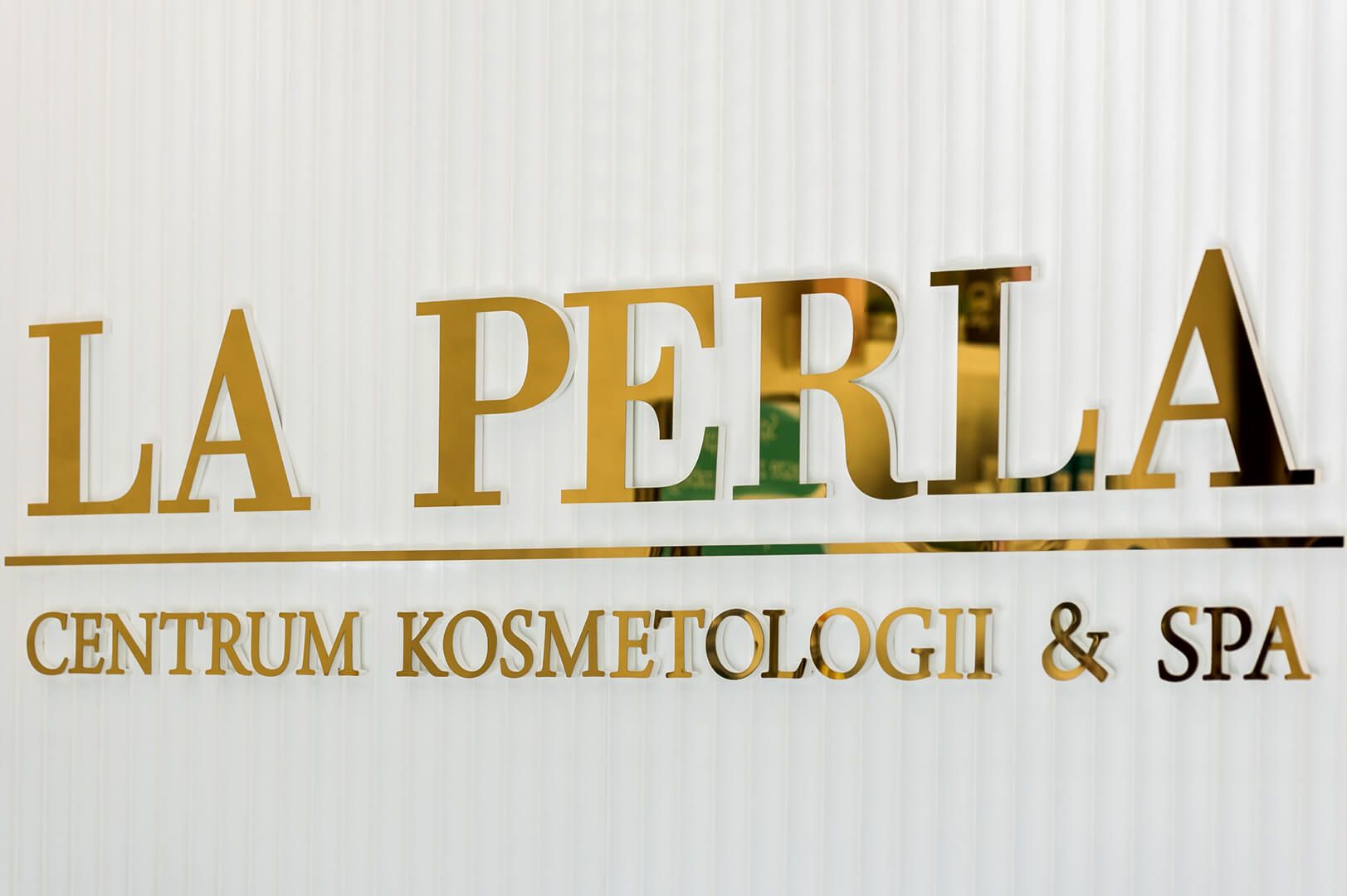 LA PERLA - 3D spatial letters in gold for cosmetology and spa center