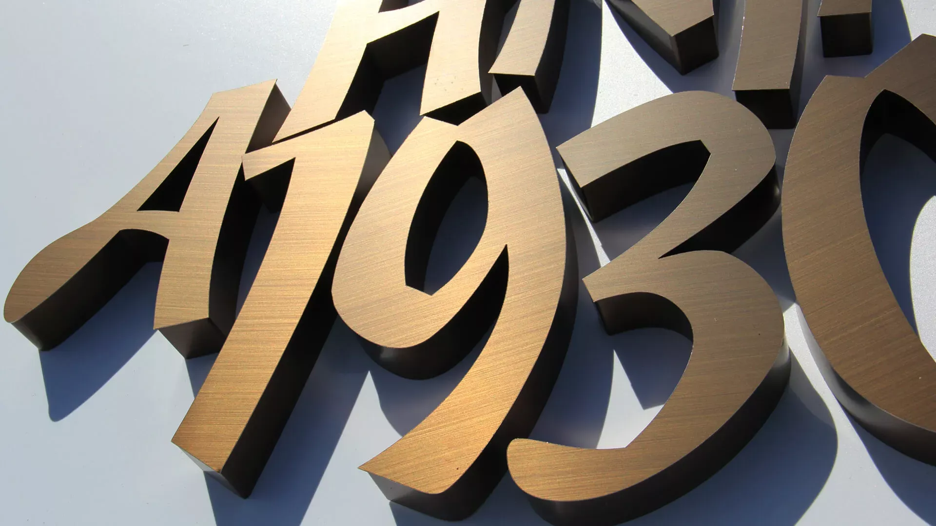 A1930 - Numbers and letters made of stainless steel in brushed bronze.