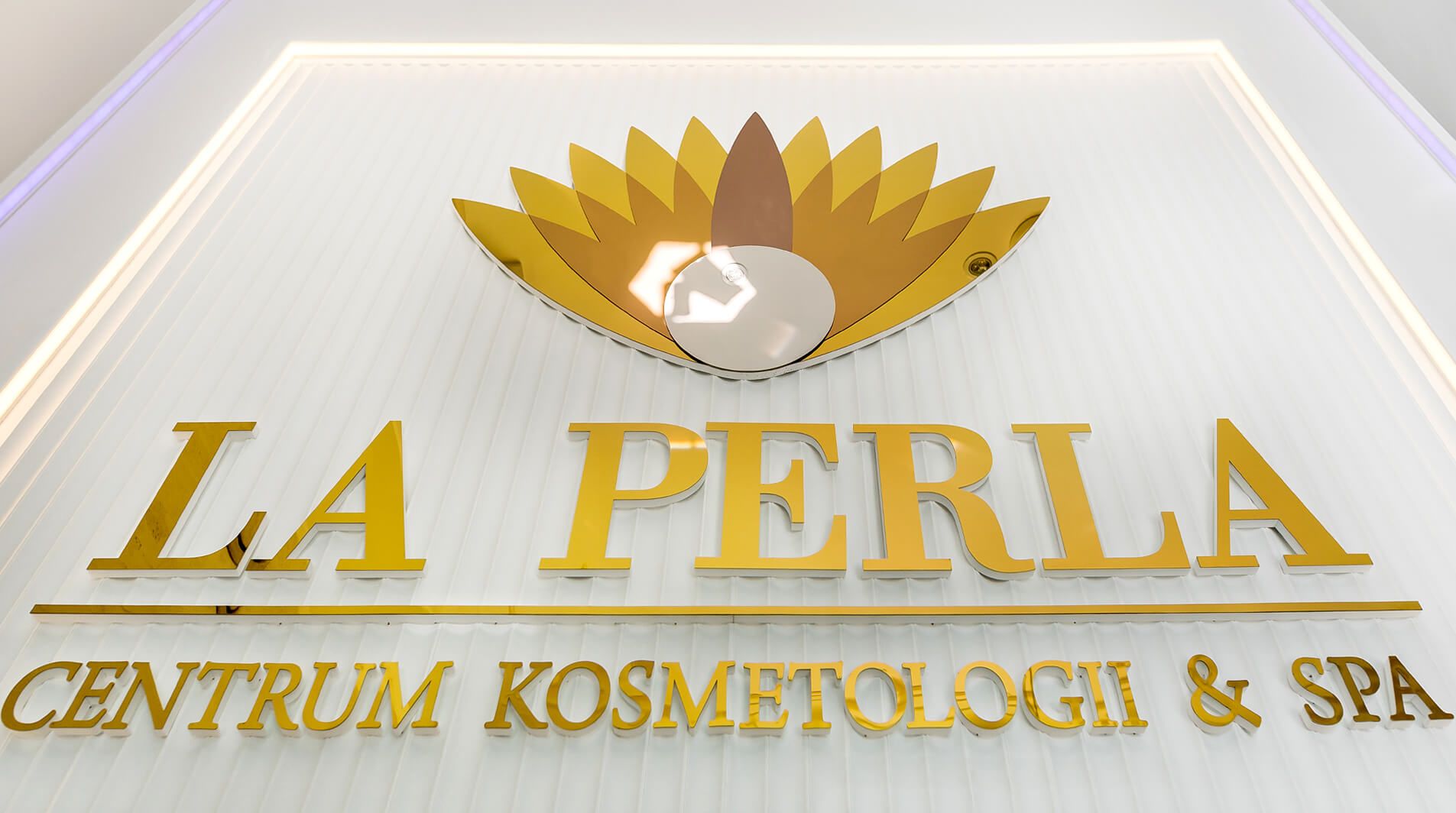 LA PERLA - 3D spatial letters in gold with logo